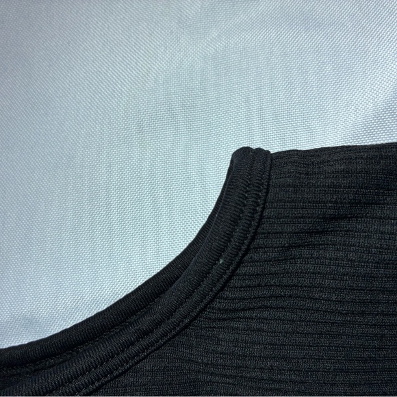 Black Ribbed Crop Top - Picture 4 of 10